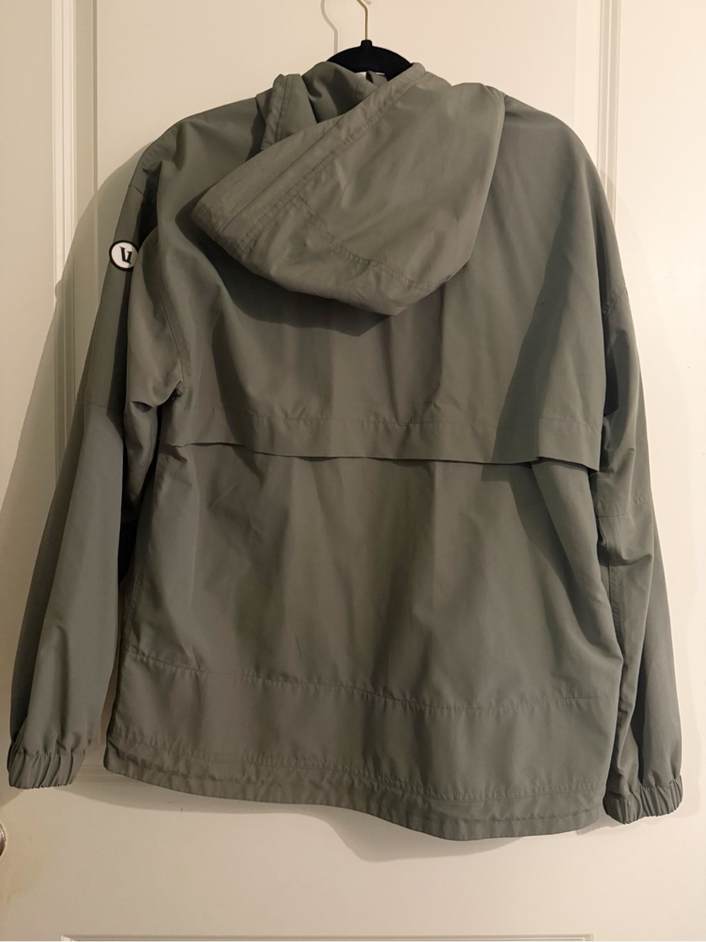 Vuori Elijo Women's Rain Jacket in Pistachio - Picture 7 of 9